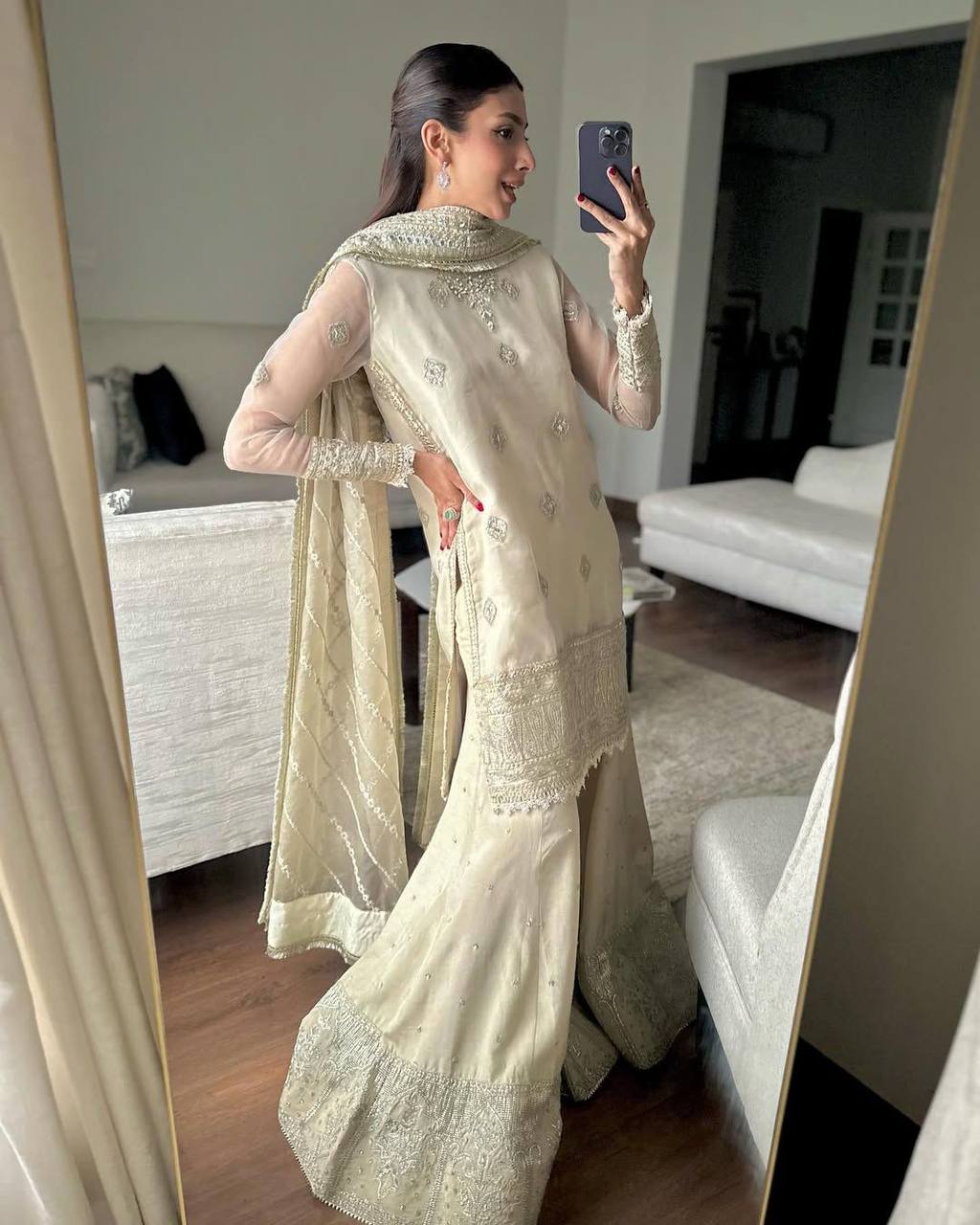 अनुक्रम कढ़ाई काम के साथ डिजाइनर सूट सेट