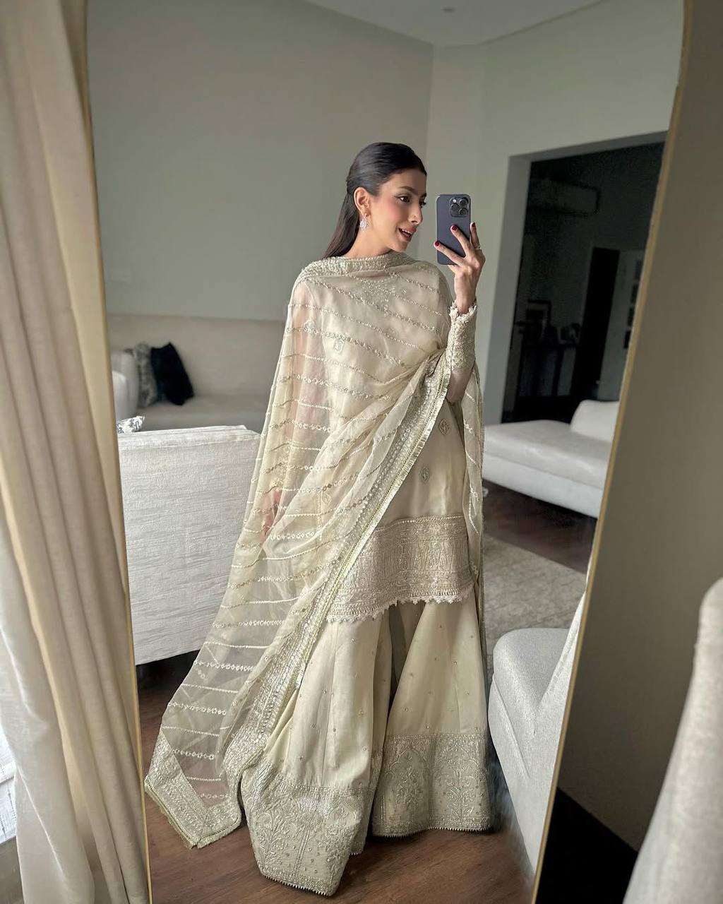 अनुक्रम कढ़ाई काम के साथ डिजाइनर सूट सेट