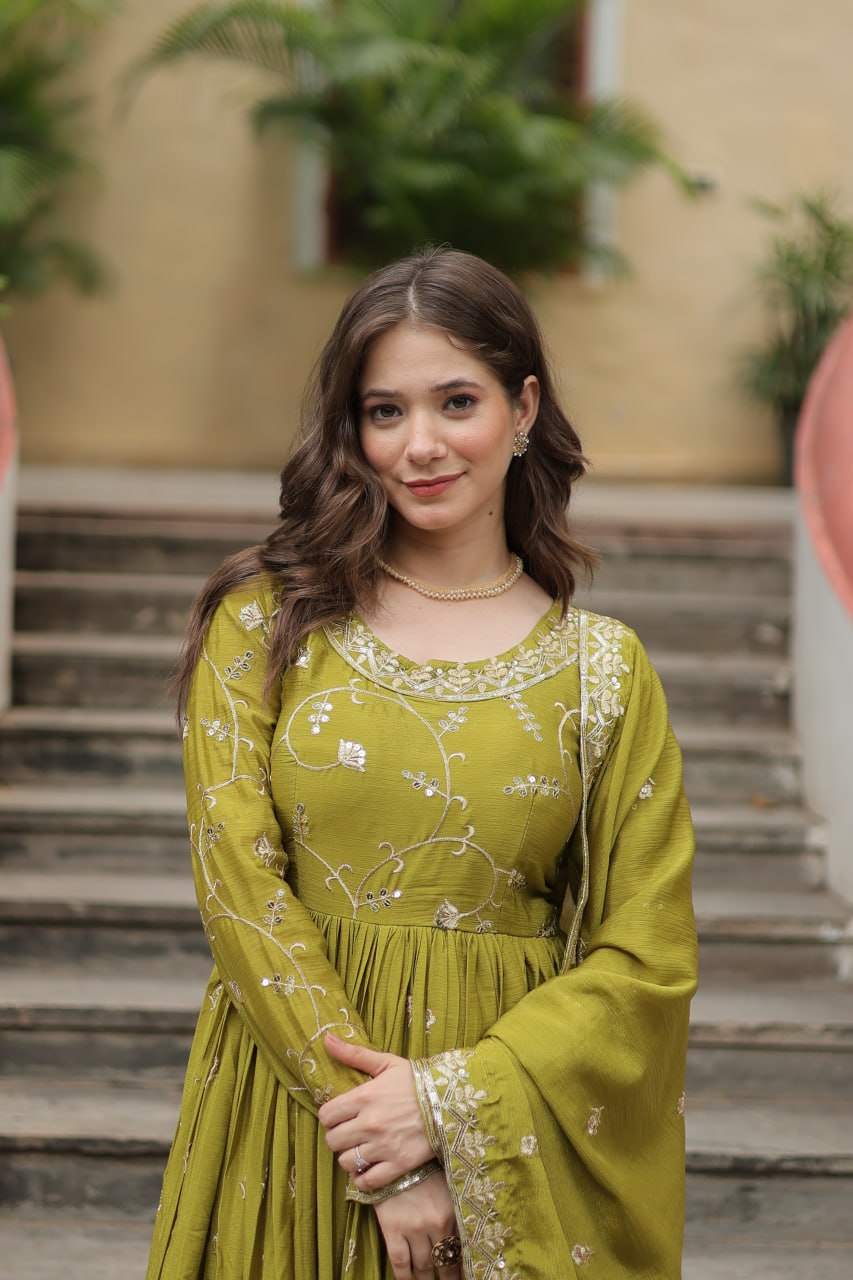 पार्टी वियर लुक टॉप-बॉटम और दुपट्टा सेक्विन एम्ब्रॉयडरी वर्क के साथ