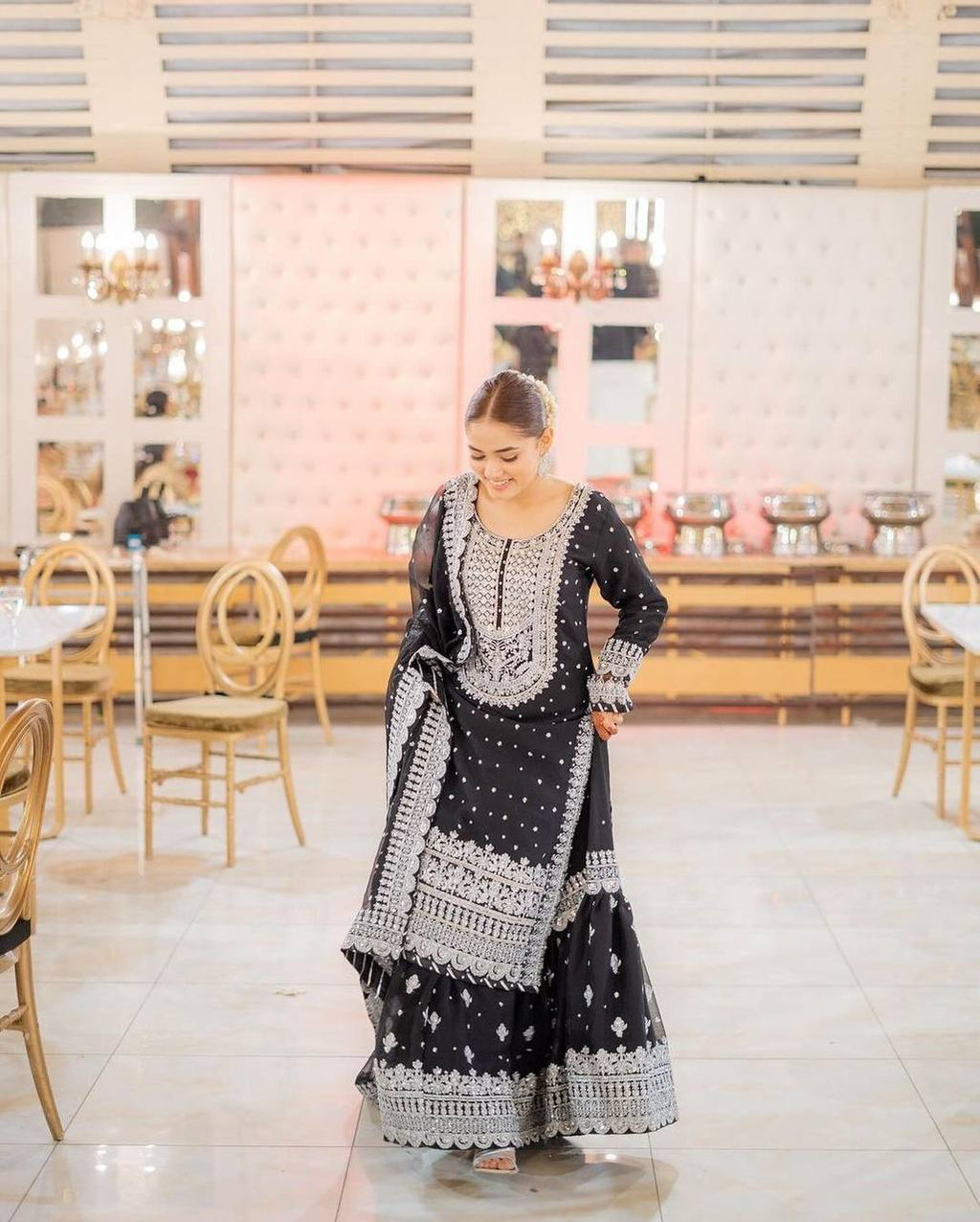 थ्रेड और सीक्वेंस वर्क के साथ डिज़ाइनर पार्टी वियर लुक सूट सेट