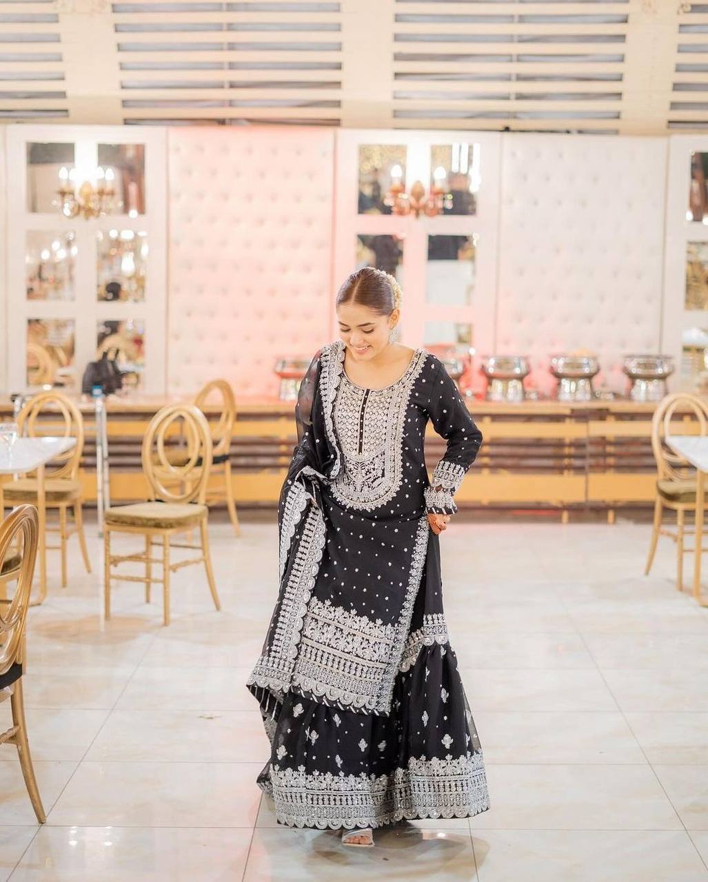 थ्रेड और सीक्वेंस वर्क के साथ डिज़ाइनर पार्टी वियर लुक सूट सेट