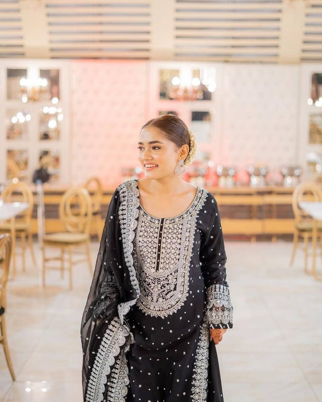 थ्रेड और सीक्वेंस वर्क के साथ डिज़ाइनर पार्टी वियर लुक सूट सेट