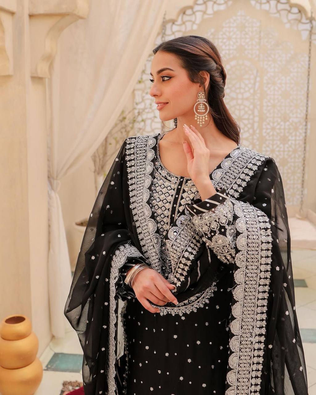 थ्रेड और सीक्वेंस वर्क के साथ डिज़ाइनर पार्टी वियर लुक सूट सेट