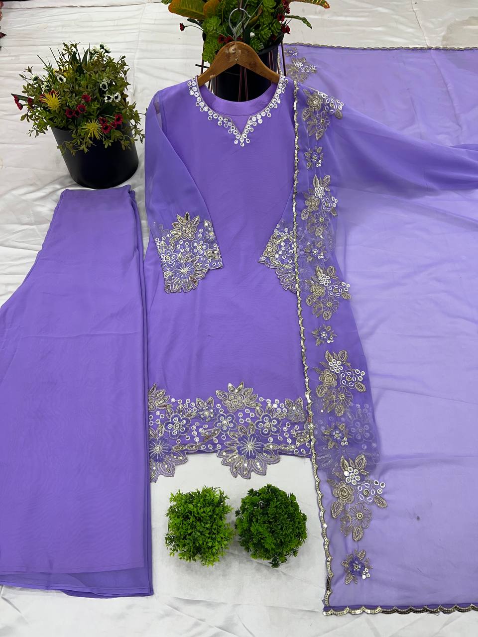 डिज़ाइनर टॉप-बॉटम और दुपट्टा, भारी कढ़ाई वाले सीक्वेंस वर्क के साथ
