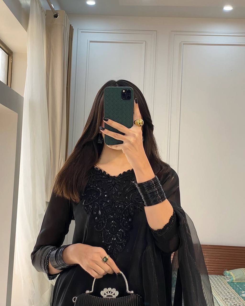 पार्टी वियर लुक: दुपट्टे के साथ टॉप और बॉटम में खूबसूरत दिखें