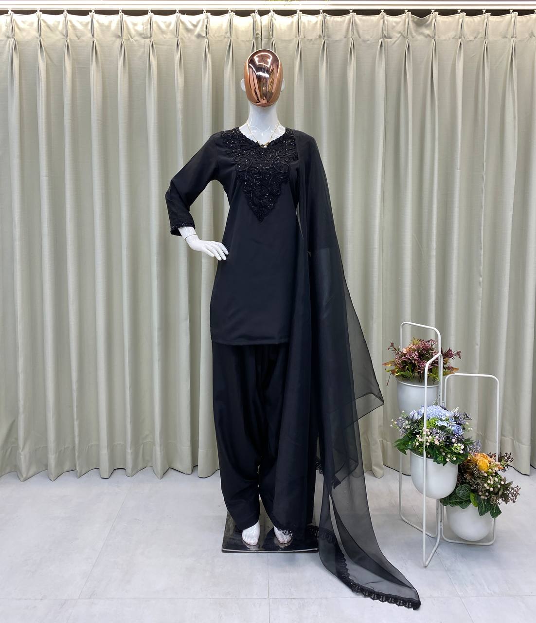 पार्टी वियर लुक: दुपट्टे के साथ टॉप और बॉटम में खूबसूरत दिखें