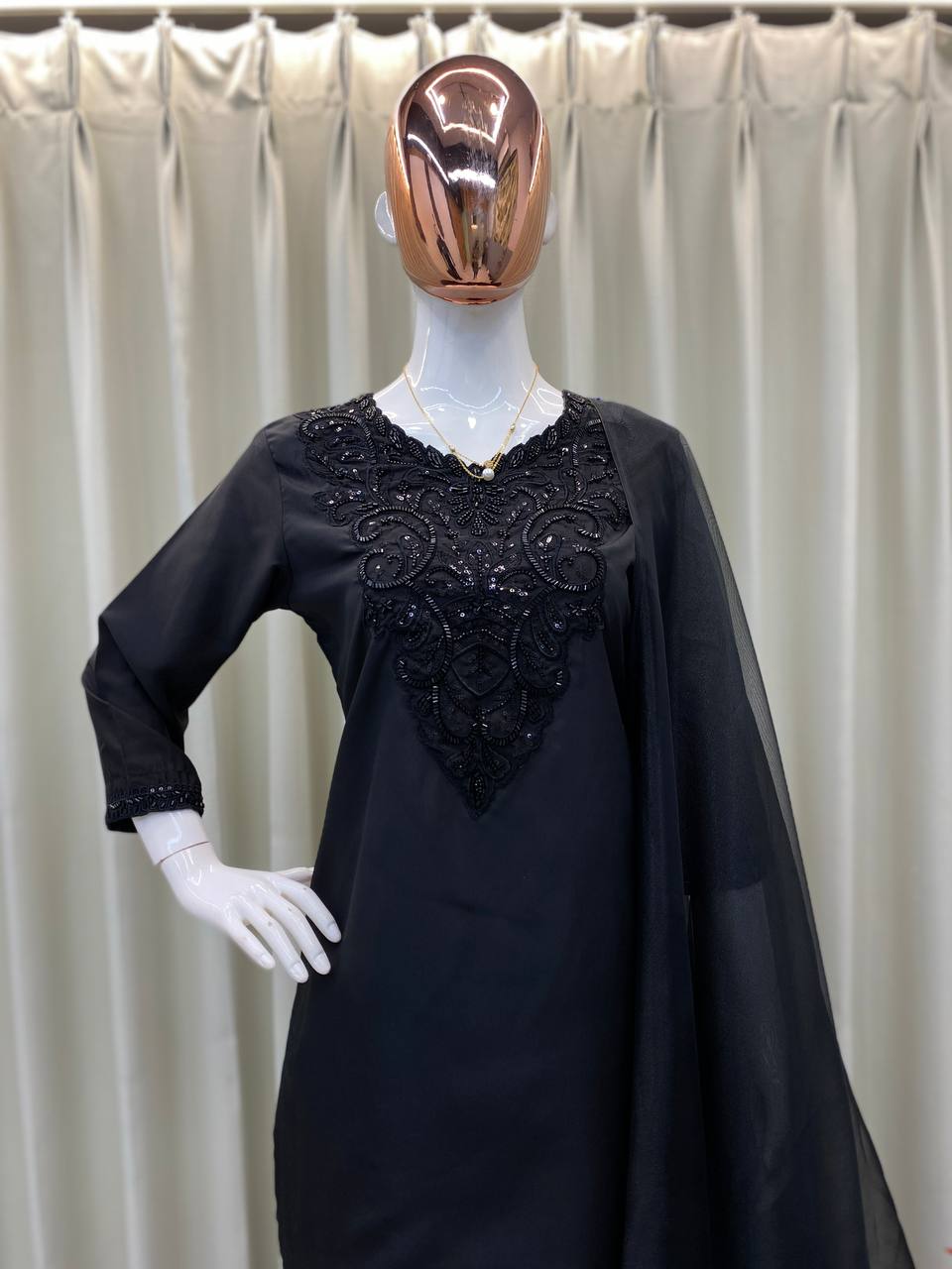 पार्टी वियर लुक: दुपट्टे के साथ टॉप और बॉटम में खूबसूरत दिखें