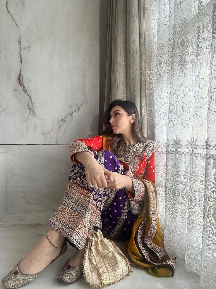 पार्टी वियर लुक डिज़ाइनर टॉप और बॉटम दुपट्टे के साथ