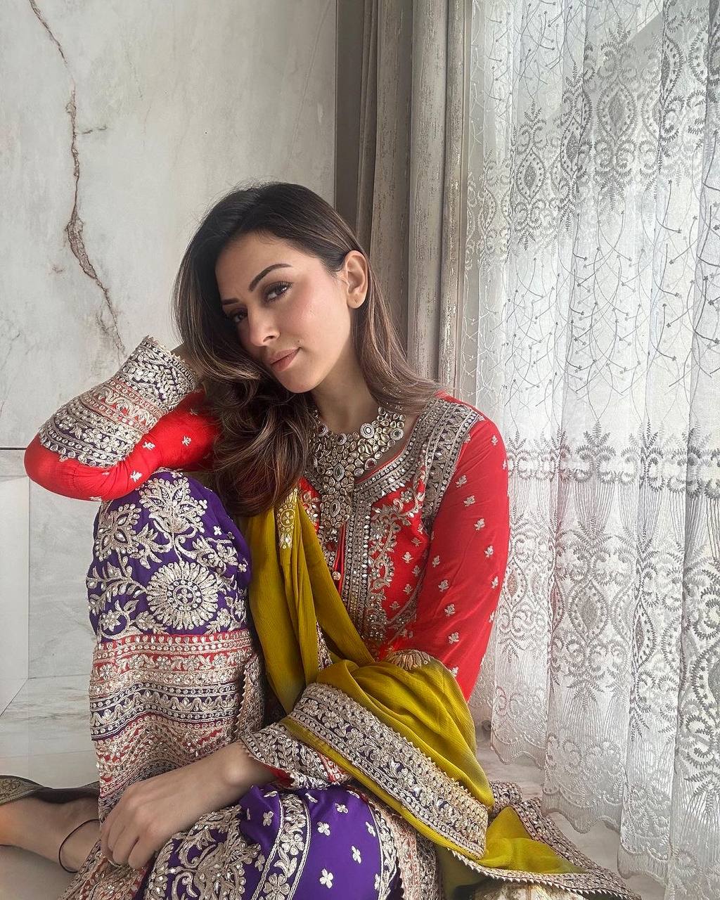 पार्टी वियर लुक डिज़ाइनर टॉप और बॉटम दुपट्टे के साथ