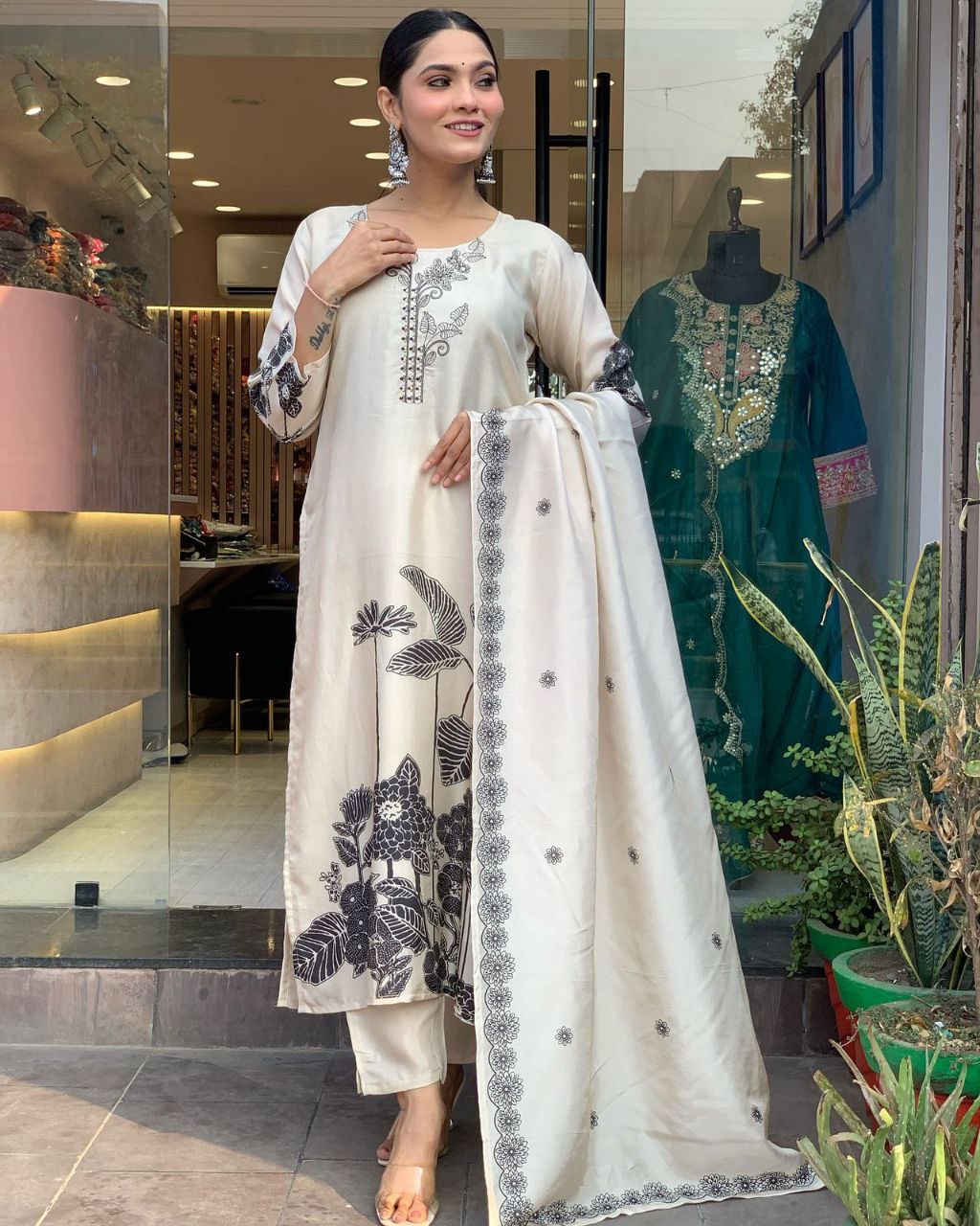 पार्टी वियर लुक: दुपट्टे के साथ टॉप और बॉटम में खूबसूरत दिखें