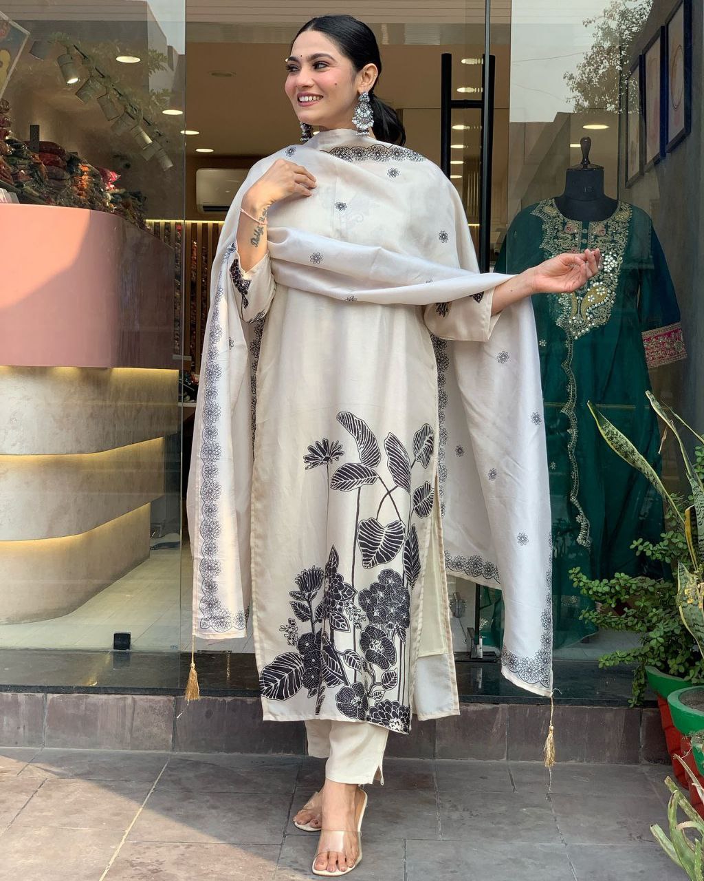 पार्टी वियर लुक: दुपट्टे के साथ टॉप और बॉटम में खूबसूरत दिखें