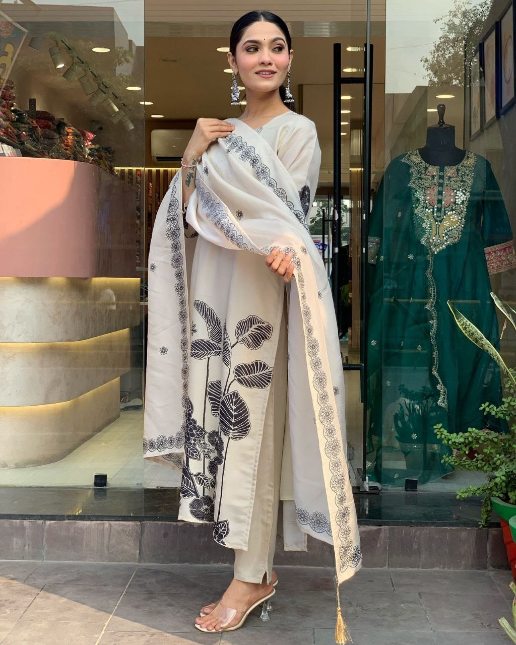 पार्टी वियर लुक: दुपट्टे के साथ टॉप और बॉटम में खूबसूरत दिखें