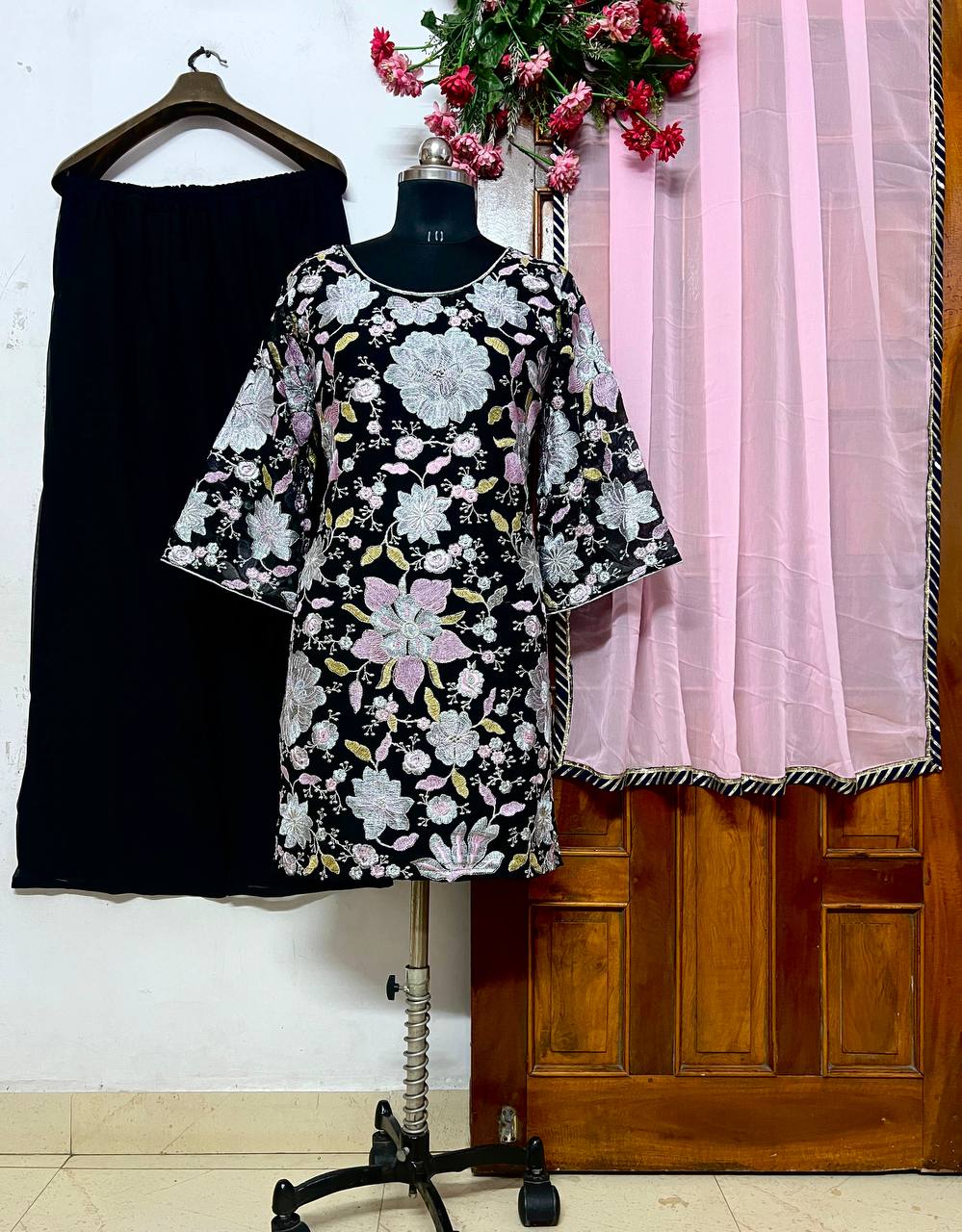 पार्टी वियर डिज़ाइनर टॉप और बॉटम दुपट्टे के साथ