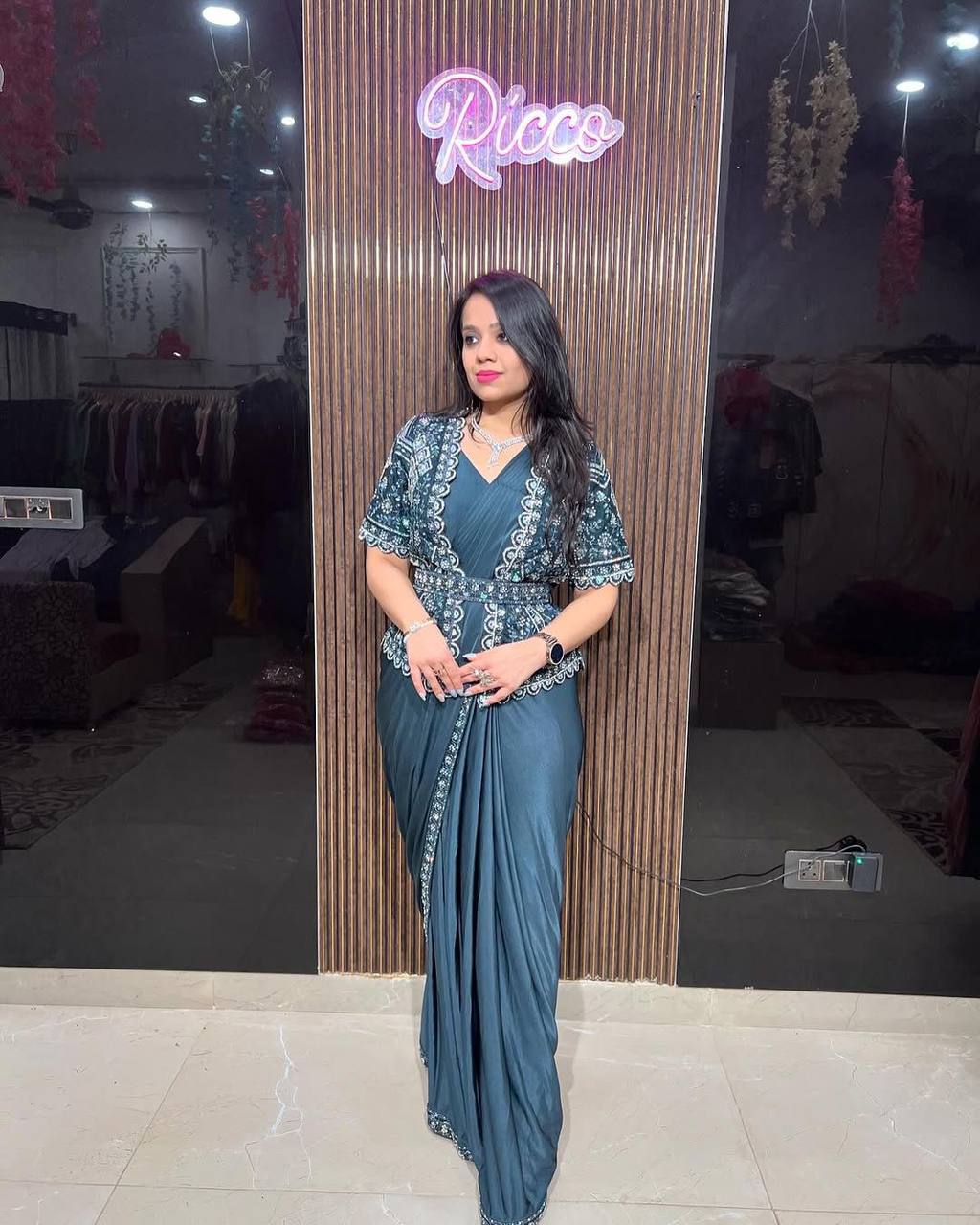 खूबसूरत कोटि के साथ पार्टी वियर साड़ी