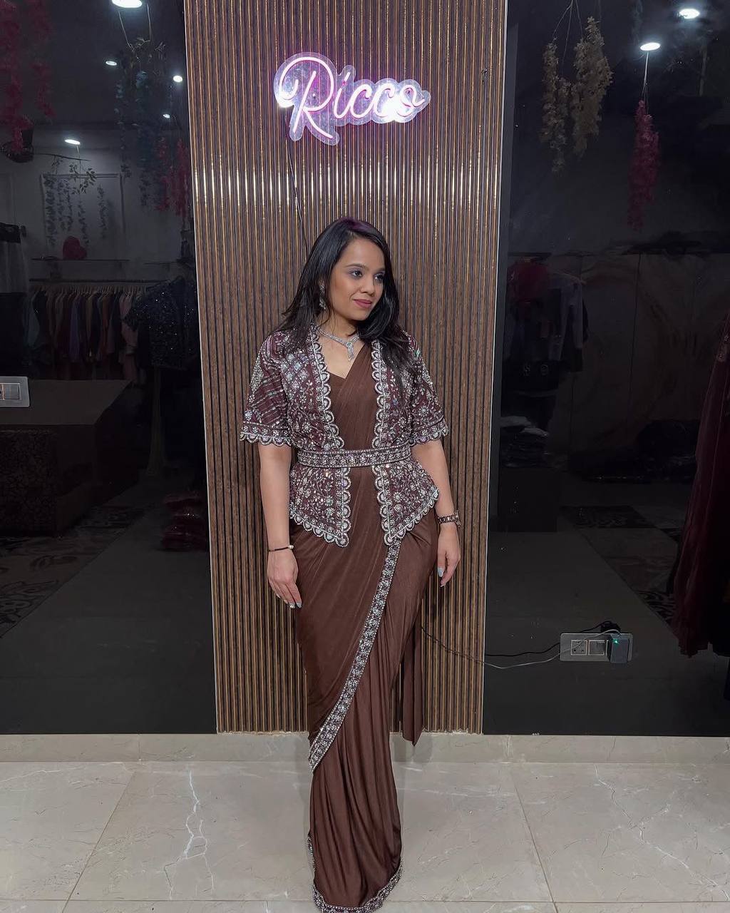 खूबसूरत कोटि के साथ पार्टी वियर साड़ी