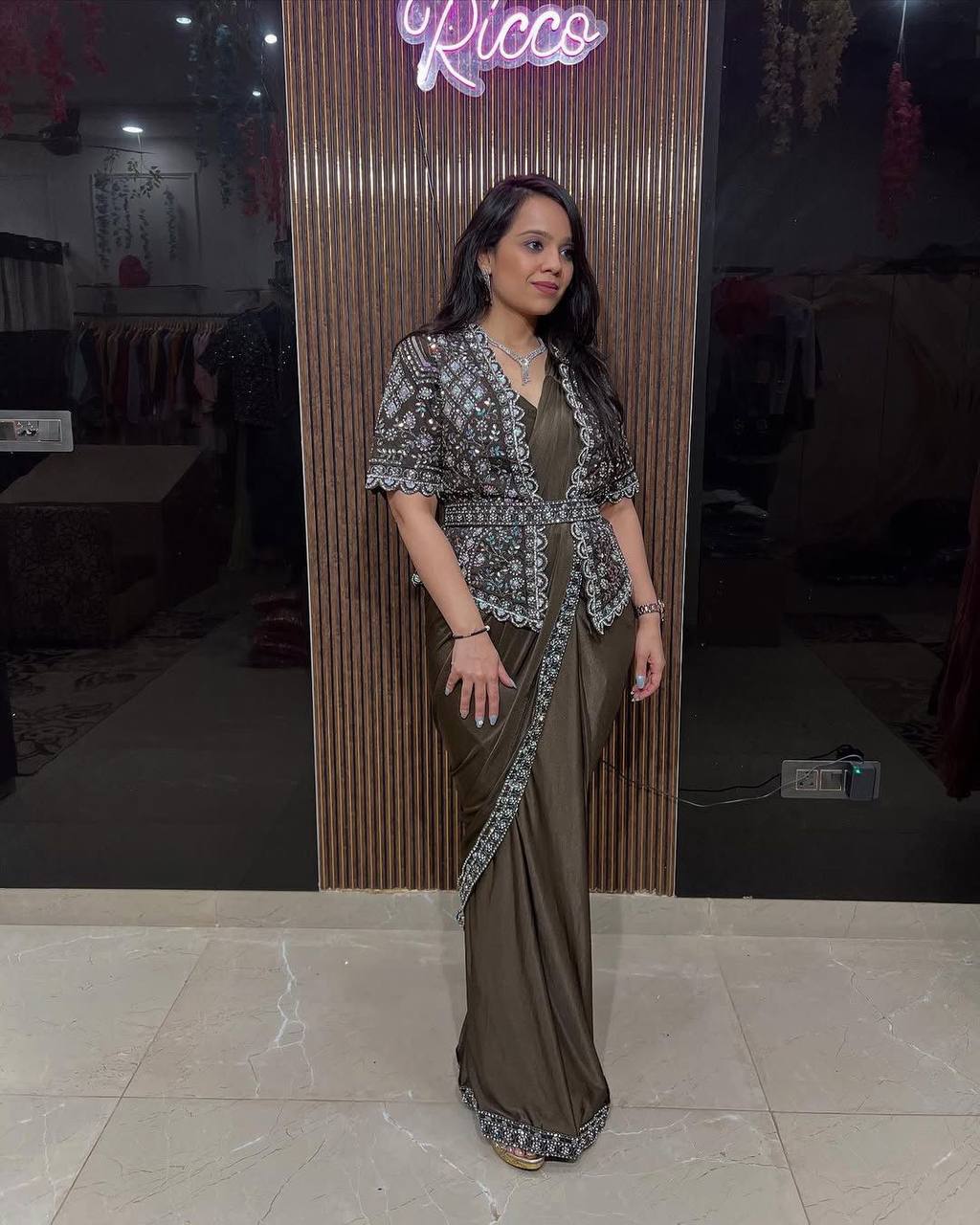 खूबसूरत कोटि के साथ पार्टी वियर साड़ी