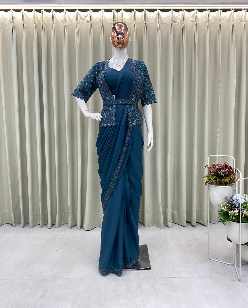 खूबसूरत कोटि के साथ पार्टी वियर साड़ी