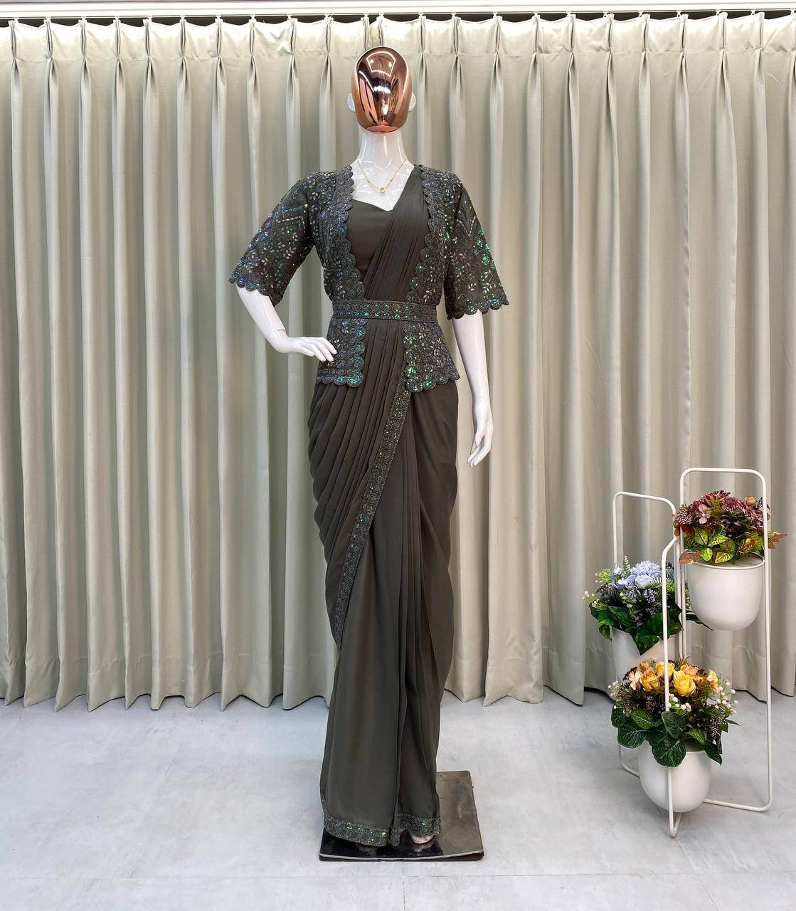 खूबसूरत कोटि के साथ पार्टी वियर साड़ी