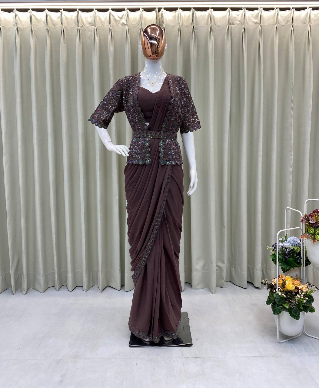 खूबसूरत कोटि के साथ पार्टी वियर साड़ी