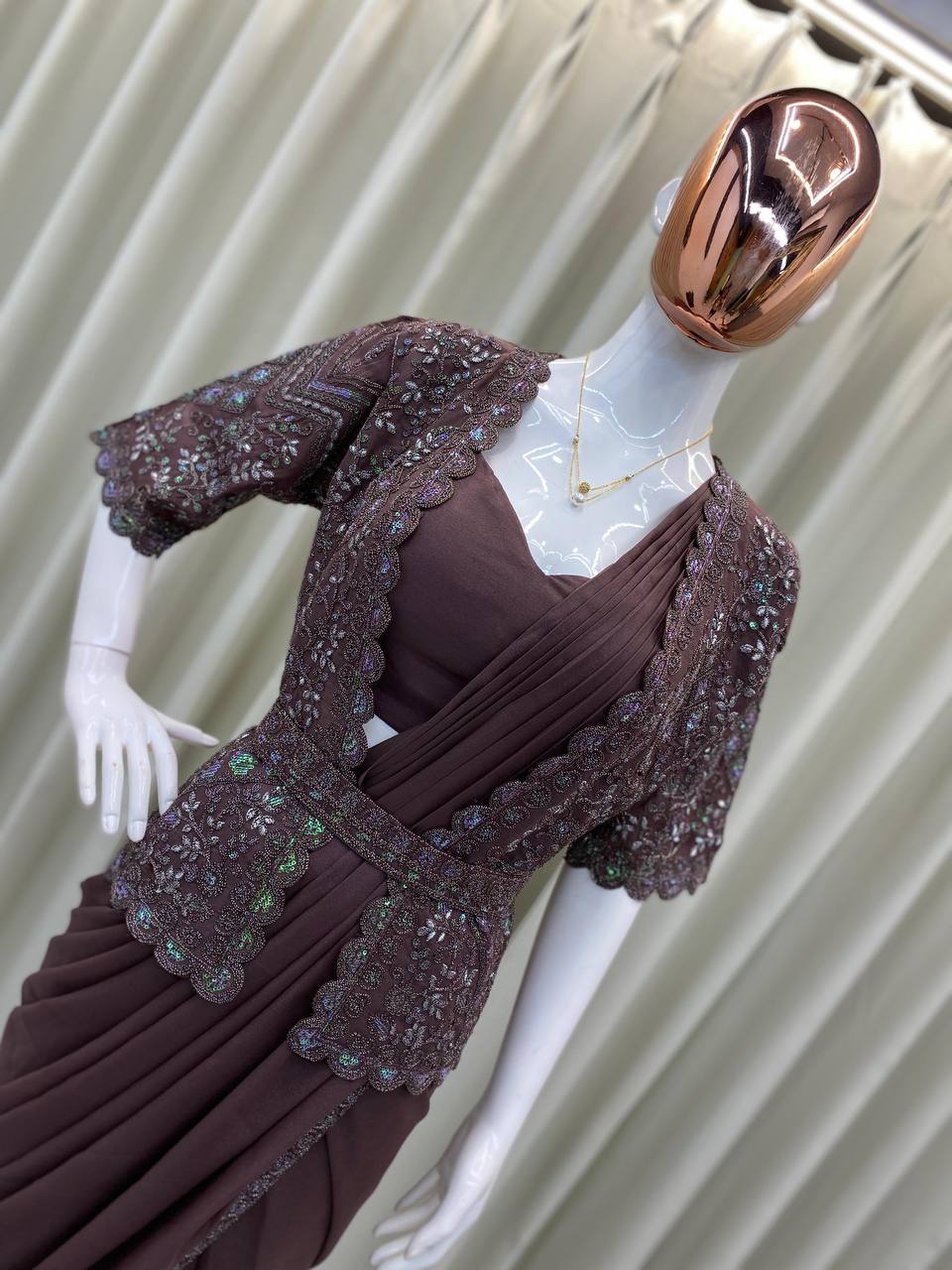 खूबसूरत कोटि के साथ पार्टी वियर साड़ी