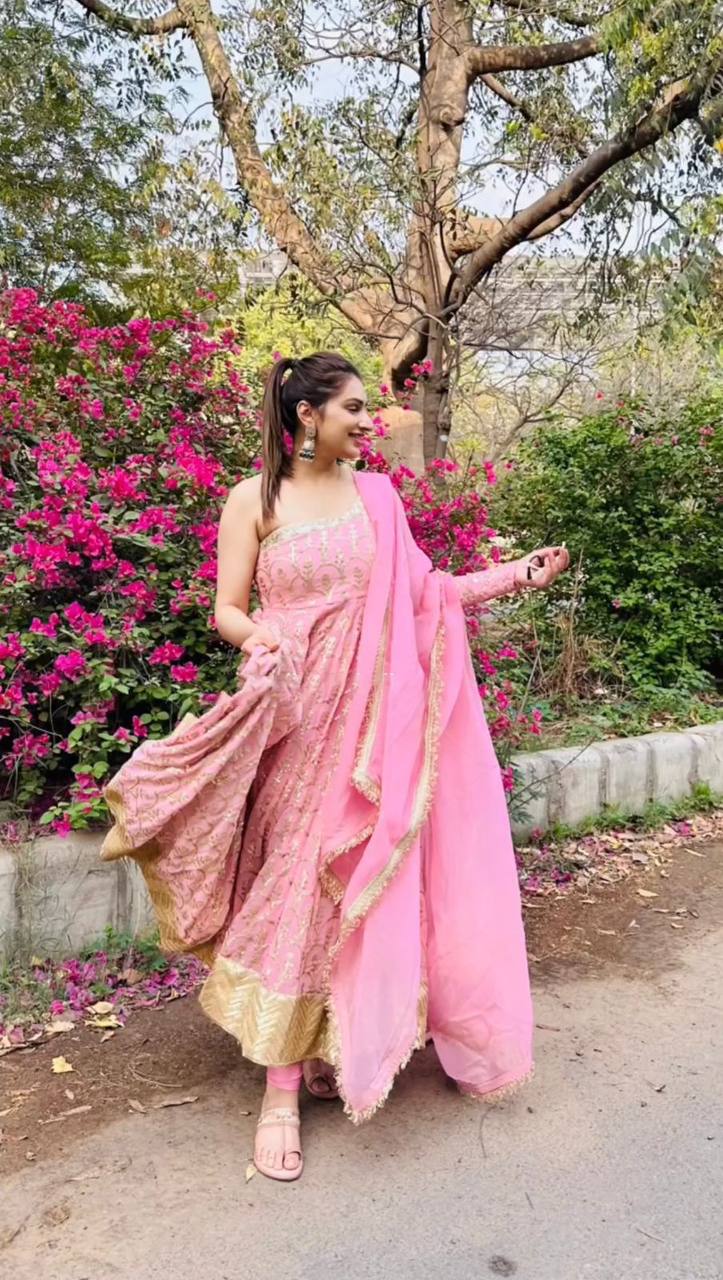 थ्रेड और सीक्वेंस वर्क के साथ पार्टी वियर लुक गाउन