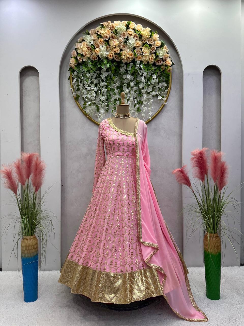 थ्रेड और सीक्वेंस वर्क के साथ पार्टी वियर लुक गाउन