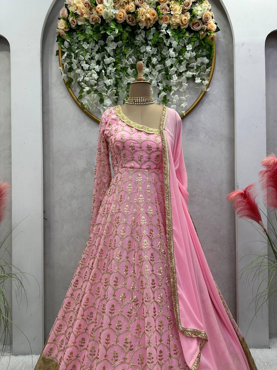 थ्रेड और सीक्वेंस वर्क के साथ पार्टी वियर लुक गाउन