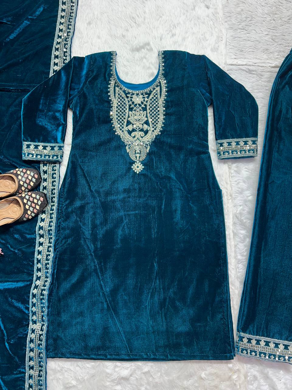 कढ़ाई कोडिंग अनुक्रम कार्य के साथ पार्टी वियर सुंदर सूट सेट