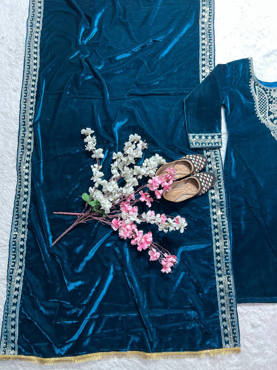 कढ़ाई कोडिंग अनुक्रम कार्य के साथ पार्टी वियर सुंदर सूट सेट