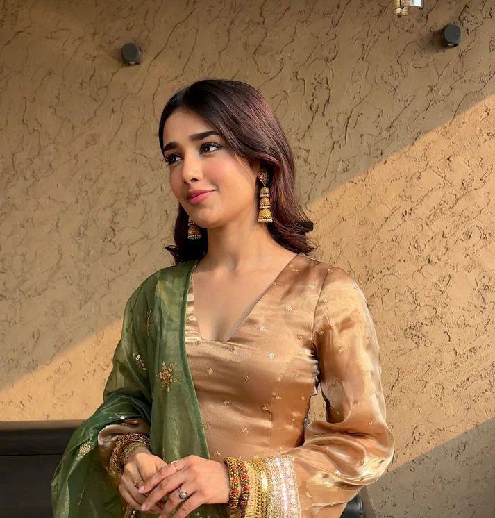 पार्टी में पहनने के लिए सुंदर टॉप और बॉटम दुपट्टे के साथ