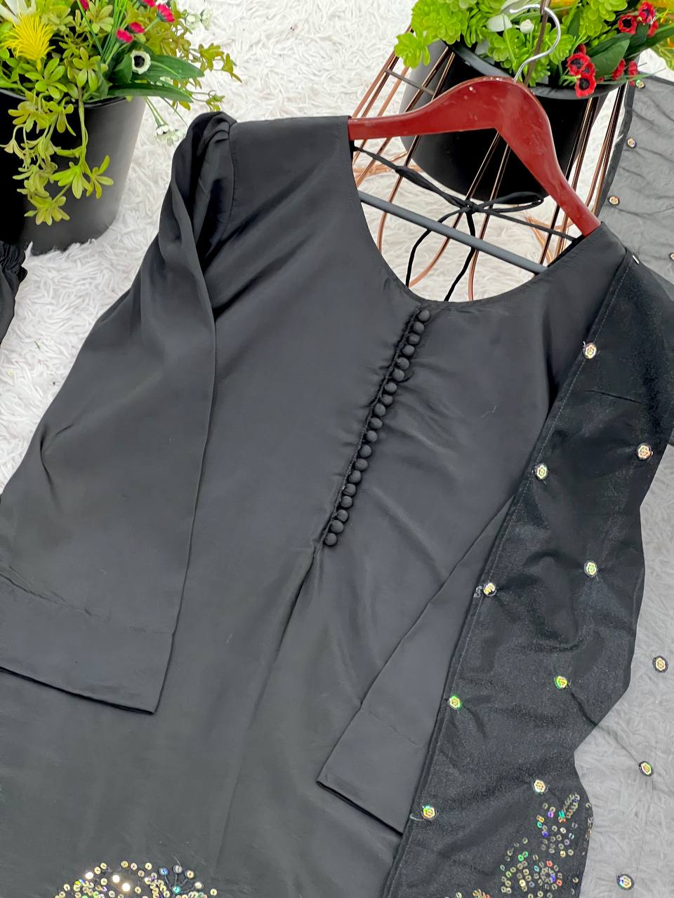 कढ़ाई अनुक्रम कार्य के साथ डिजाइनर टॉप-बॉटम और दुपट्टा