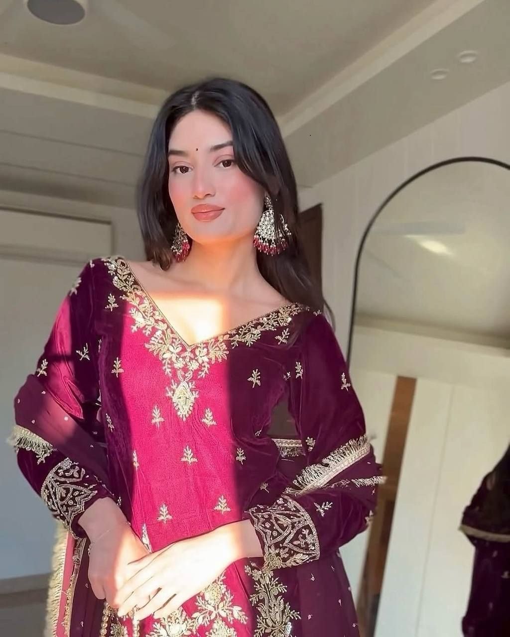 पार्टी वियर लुक टॉप-बॉटम और दुपट्टा थ्रेड विद सीक्वेंस वर्क