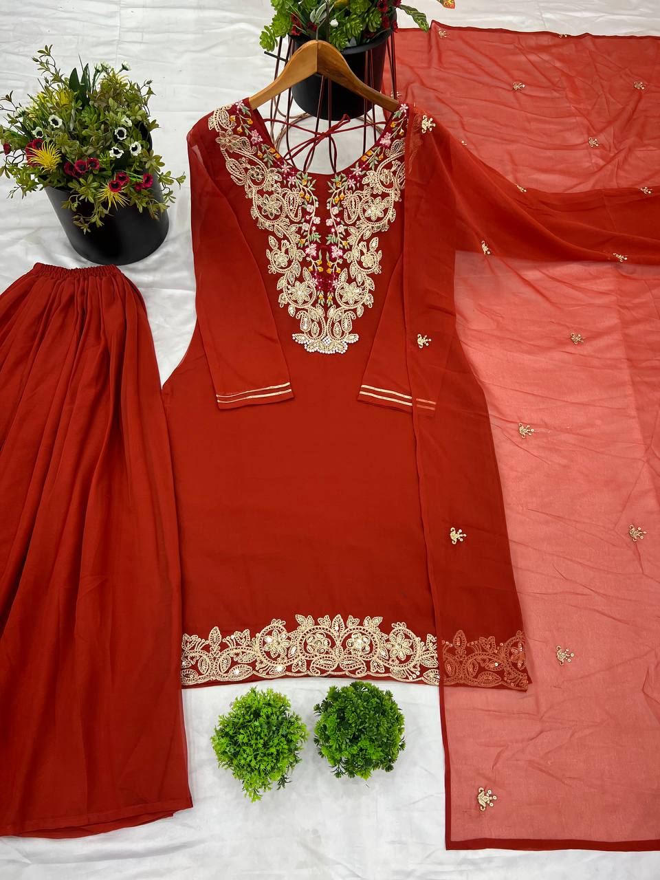 भारी कढ़ाई के साथ डिज़ाइनर टॉप-प्लाज़ो और दुपट्टा