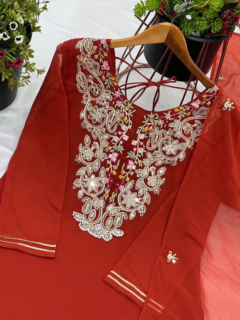 भारी कढ़ाई के साथ डिज़ाइनर टॉप-प्लाज़ो और दुपट्टा
