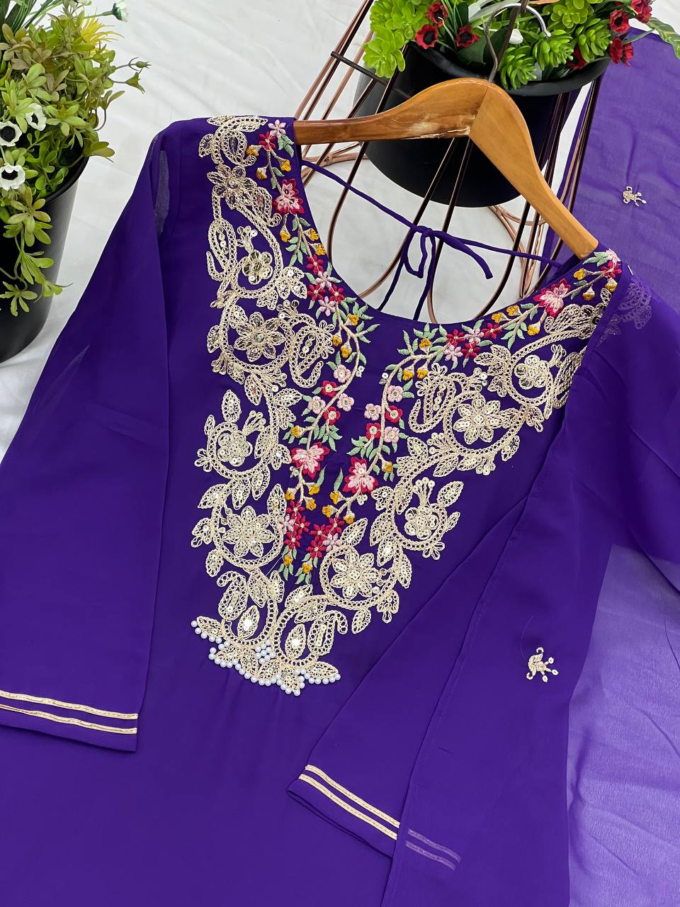 भारी कढ़ाई के साथ डिज़ाइनर टॉप-प्लाज़ो और दुपट्टा