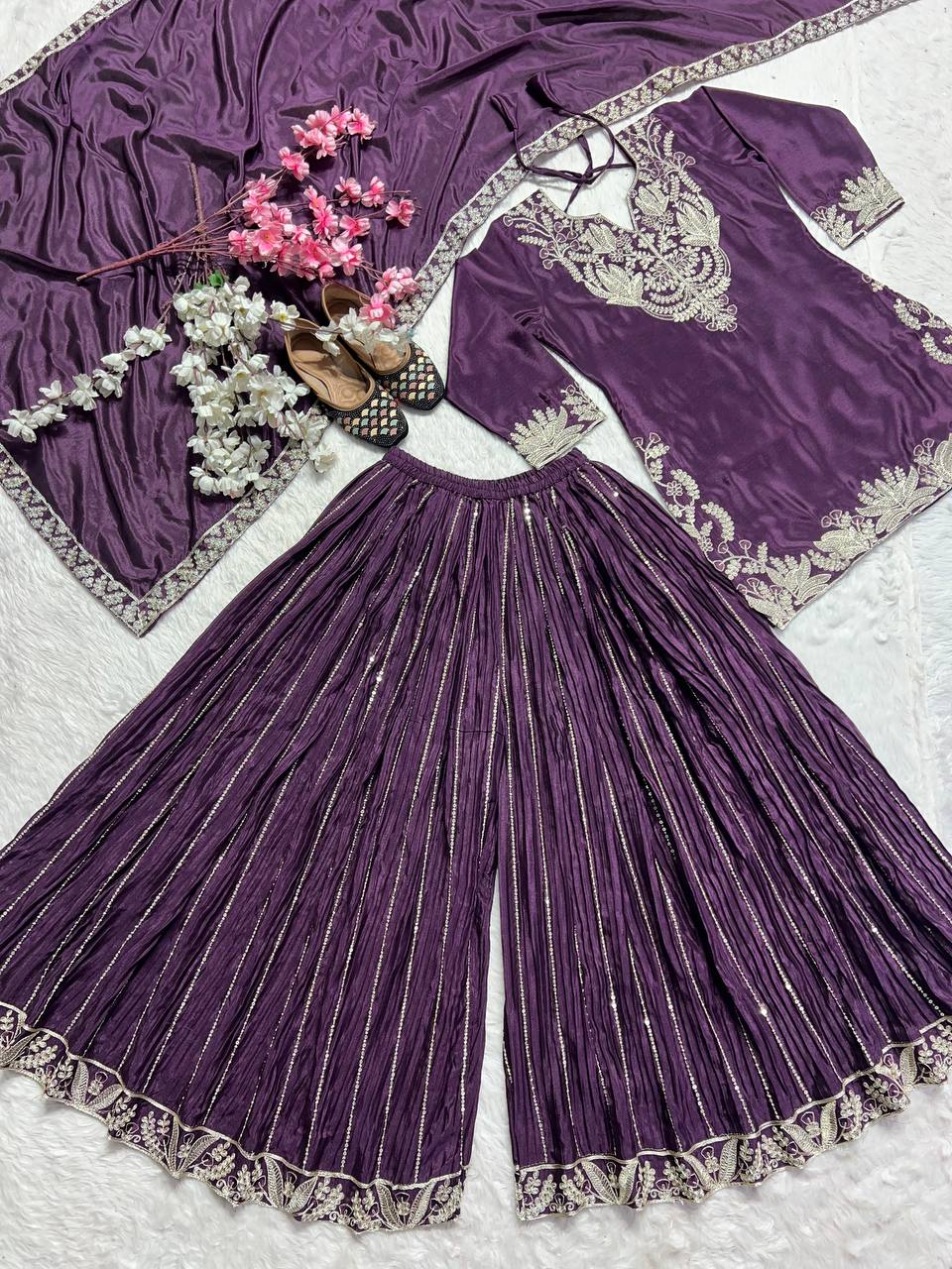 कढ़ाई कोडिंग अनुक्रम कार्य के साथ डिजाइनर सूट सेट