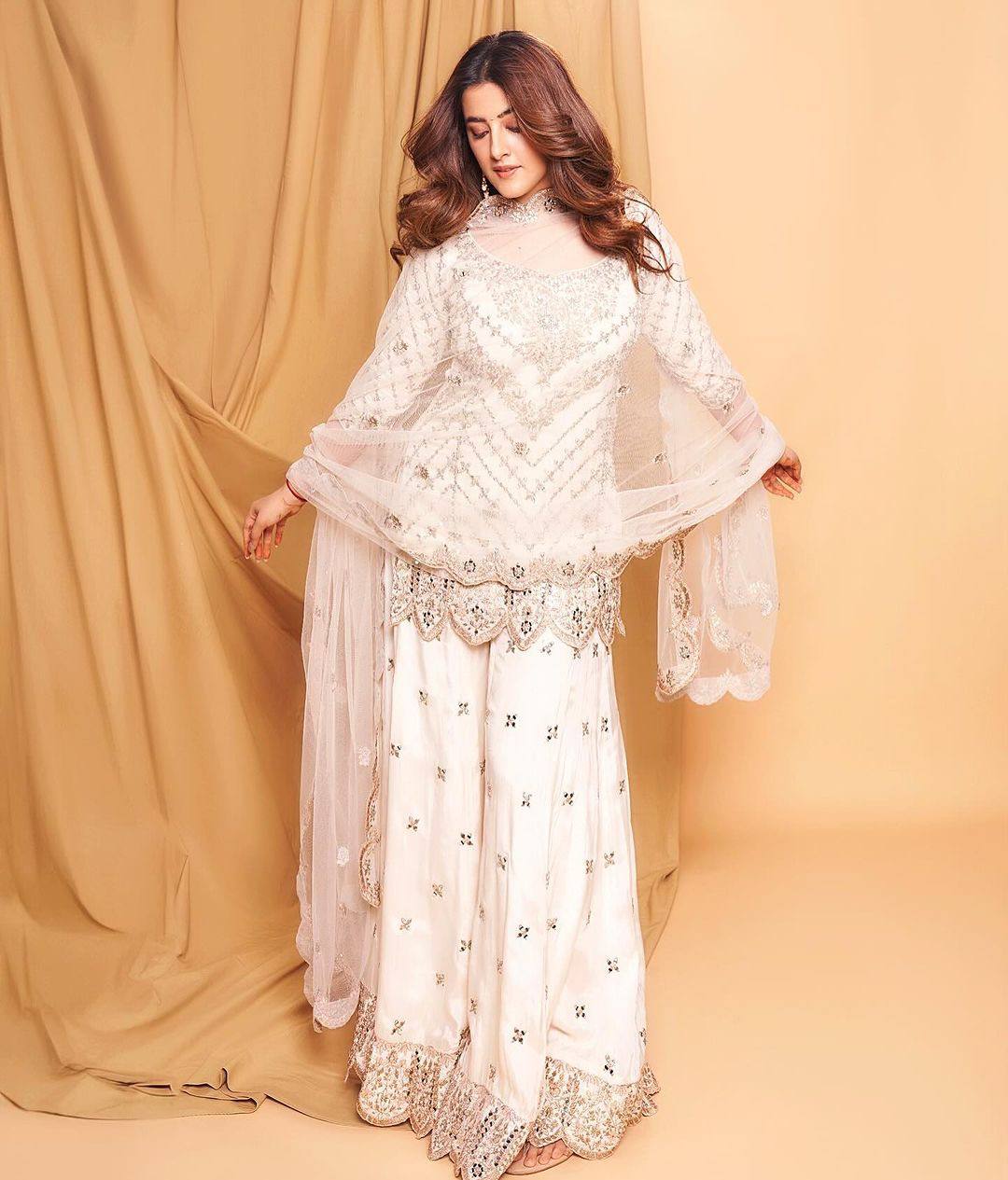 पार्टी वियर लुक डिज़ाइनर टॉप और बॉटम दुपट्टे के साथ