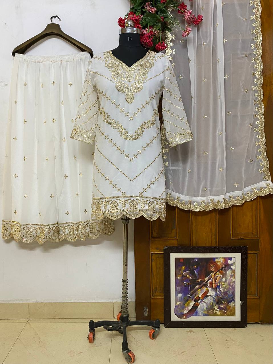 पार्टी वियर लुक डिज़ाइनर टॉप और बॉटम दुपट्टे के साथ