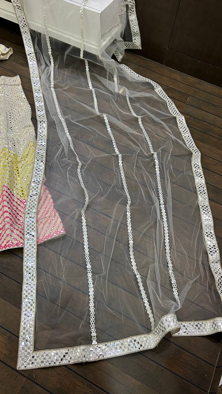 पेपर मिरर और मल्टी थ्रेड वर्क के साथ पार्टी वियर डिज़ाइनर लहंगा चोली