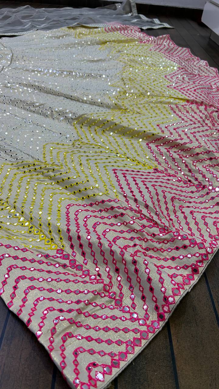 पेपर मिरर और मल्टी थ्रेड वर्क के साथ पार्टी वियर डिज़ाइनर लहंगा चोली