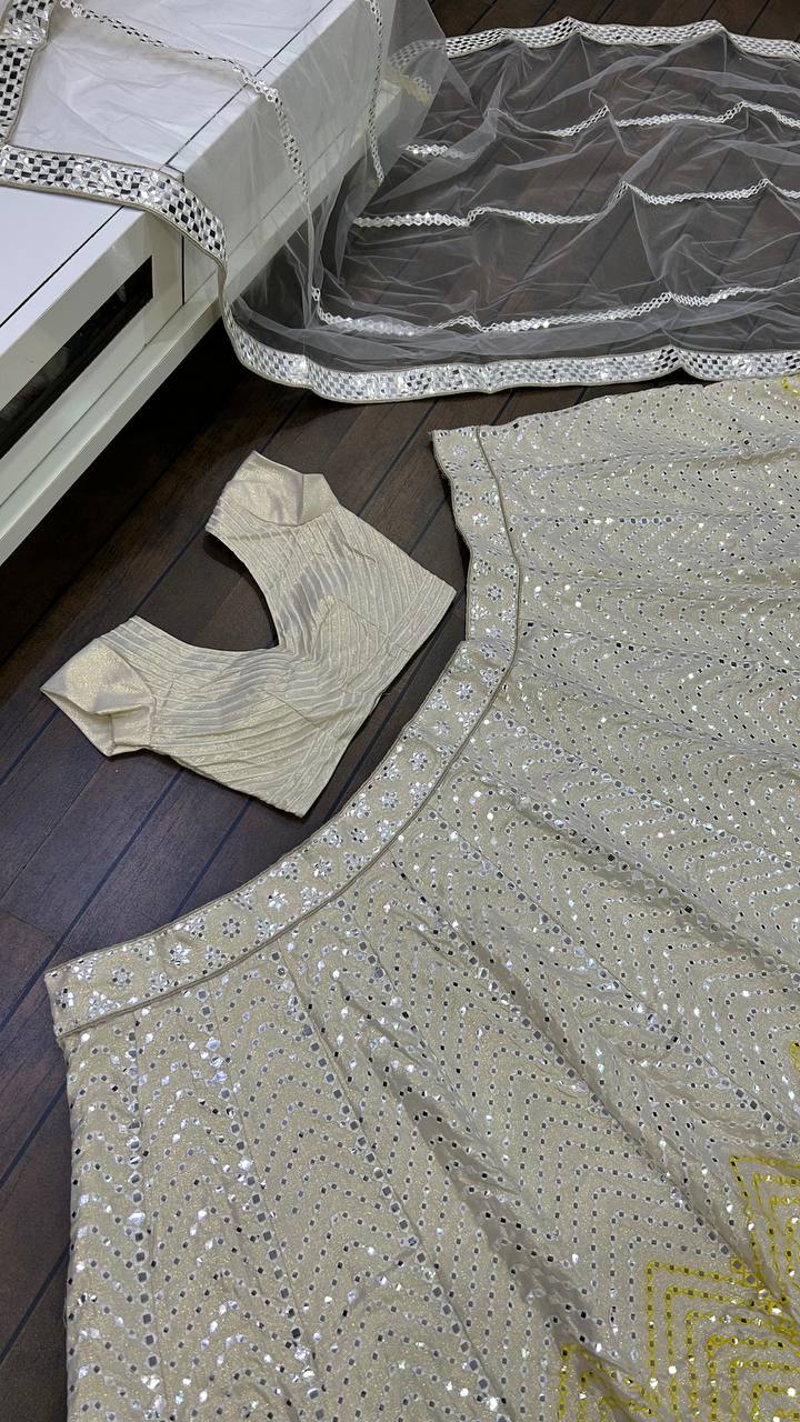 पेपर मिरर और मल्टी थ्रेड वर्क के साथ पार्टी वियर डिज़ाइनर लहंगा चोली