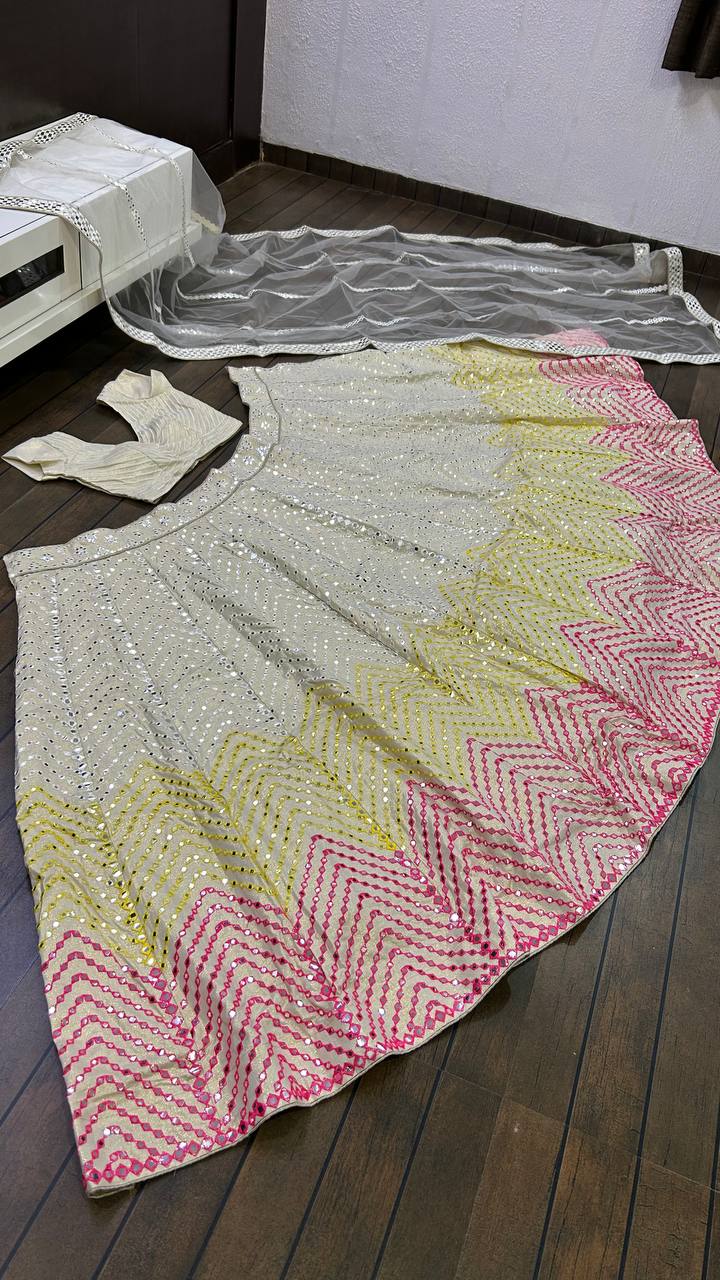 पेपर मिरर और मल्टी थ्रेड वर्क के साथ पार्टी वियर डिज़ाइनर लहंगा चोली