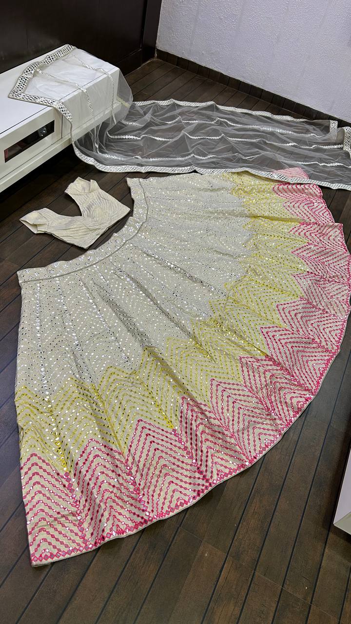 पेपर मिरर और मल्टी थ्रेड वर्क के साथ पार्टी वियर डिज़ाइनर लहंगा चोली