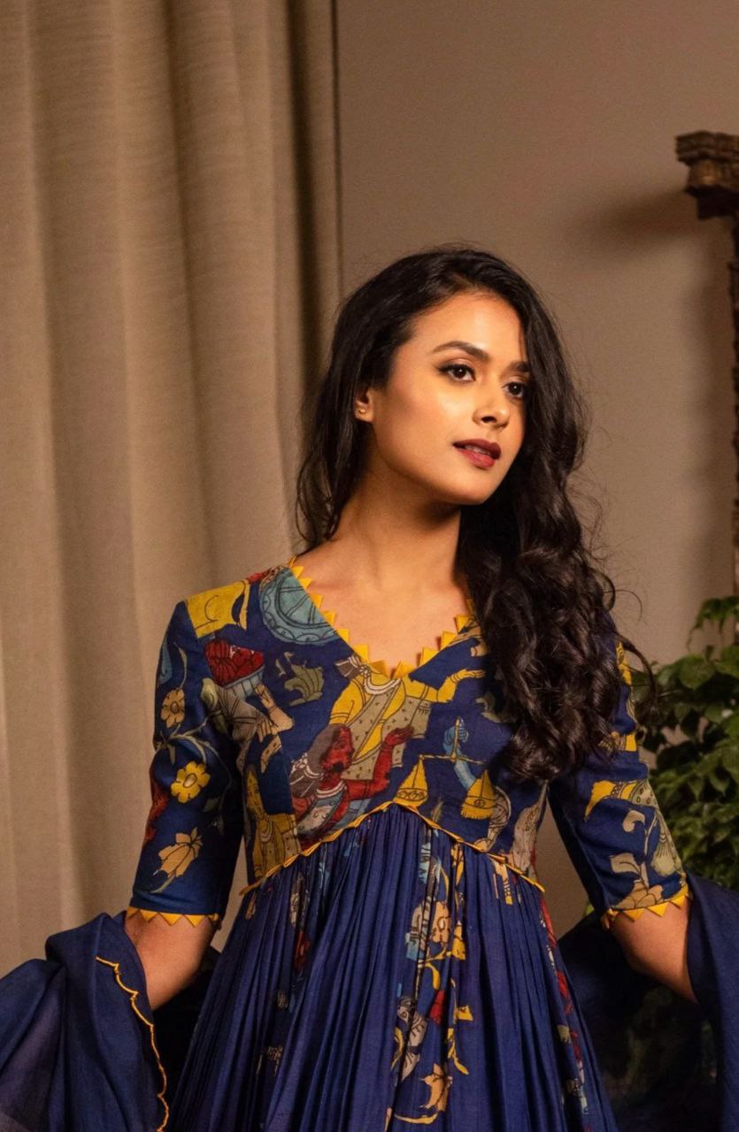 पार्टी वियर लुक खूबसूरत टॉप-बॉटम और दुपट्टा