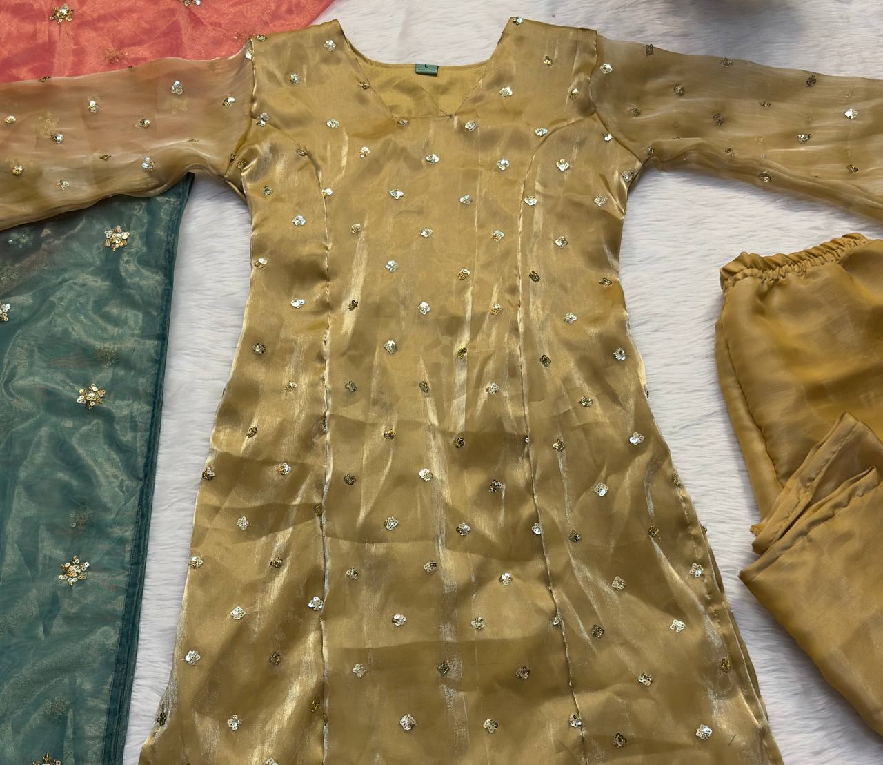 लाल और हरे रंग का डबल दुपट्टा डिज़ाइनर सलवार सूट सेट