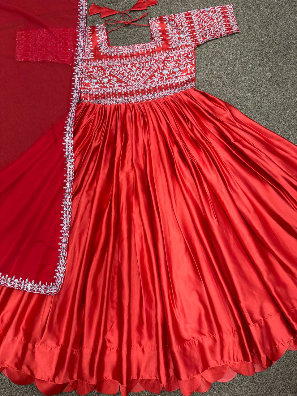 दुपट्टे के साथ डायमंड हैंडवर्क वाला डिज़ाइनर पार्टी वियर गाउन