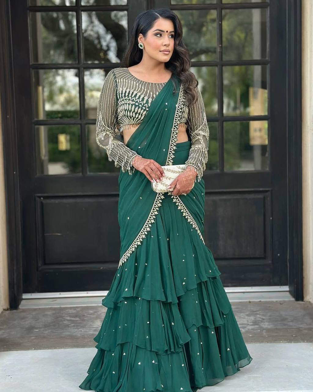 सीक्वेंस एम्ब्रॉयडरी वर्क वाली पार्टी वियर डिज़ाइनर साड़ी