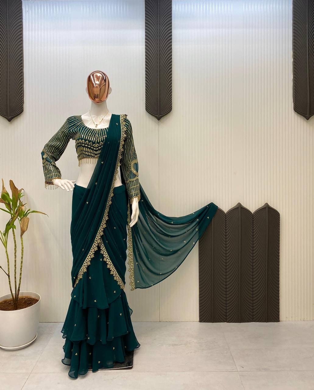 सीक्वेंस एम्ब्रॉयडरी वर्क वाली पार्टी वियर डिज़ाइनर साड़ी