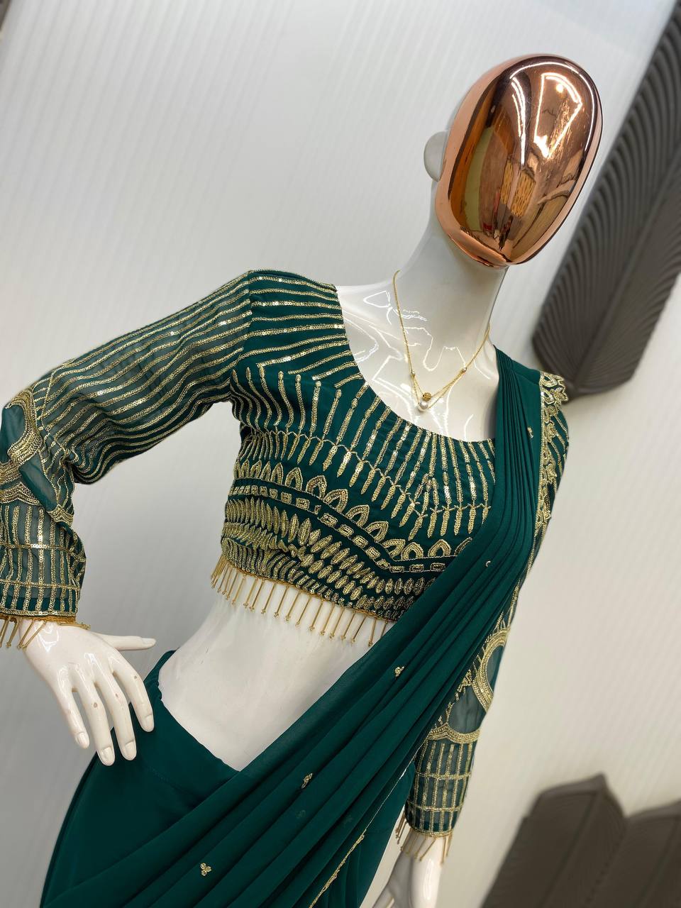 सीक्वेंस एम्ब्रॉयडरी वर्क वाली पार्टी वियर डिज़ाइनर साड़ी