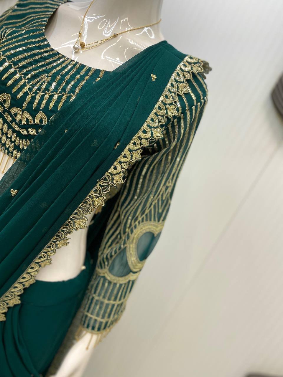 सीक्वेंस एम्ब्रॉयडरी वर्क वाली पार्टी वियर डिज़ाइनर साड़ी